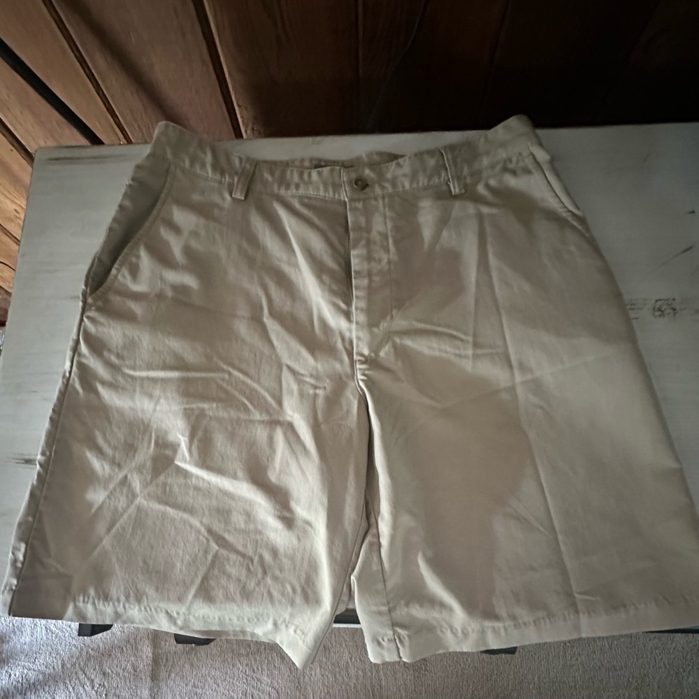 Izod Tan Men’s Golf Shorts